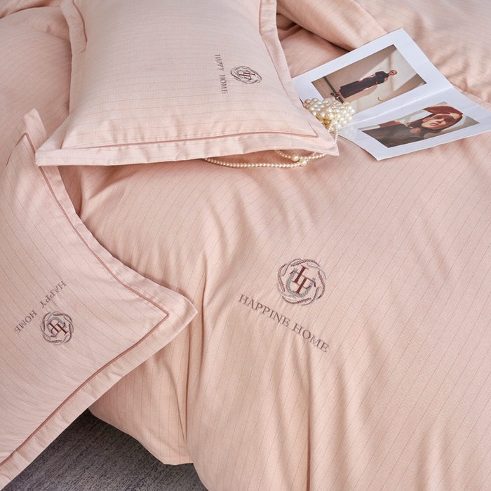 91家纺网 家纺一手货源 找家纺 喜四方 2026年新款加厚全棉印花加绣花四件套 绅士格调-粉