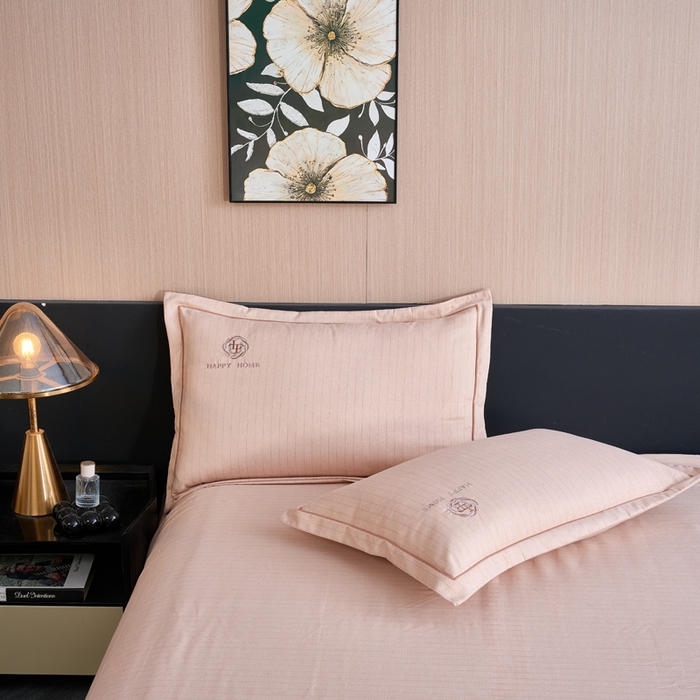 91家纺网 家纺一手货源 找家纺 喜四方 2026年新款加厚全棉印花加绣花四件套 绅士格调-粉