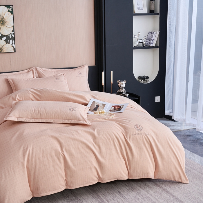 91家纺网 家纺一手货源 找家纺 喜四方 2026年新款加厚全棉印花加绣花四件套 绅士格调-粉