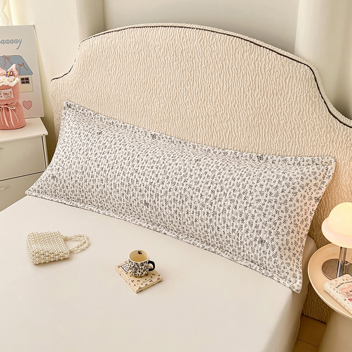 91家纺网 家纺一手货源 找家纺 梦舒羽 2025新款A类云朵棉夹棉枕套宿舍情侣双人加长枕芯内胆套 花间迷离（压线夹棉）