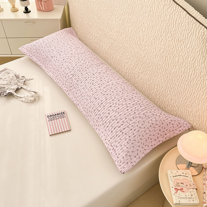 91家纺网 家纺一手货源 找家纺 圣比熊 2025新款A类云朵棉夹棉枕套宿舍单人一只装枕芯内胆套-双人枕套 爱丽丝-粉（压线夹棉）