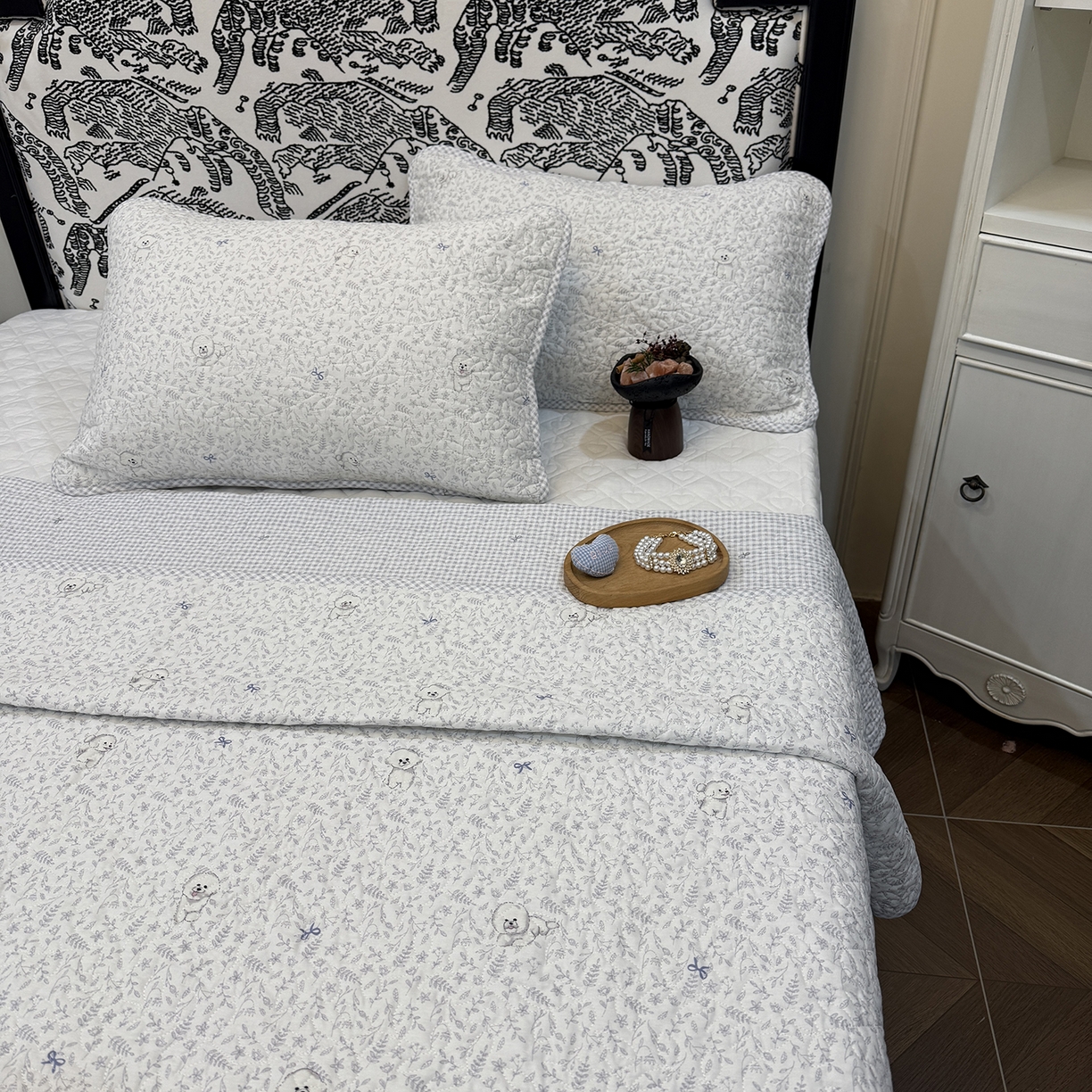 91家纺网 家纺一手货源 找家纺 床盖工厂店 2025新款双面全棉小包边床盖三件套 奶霜啵啵狗