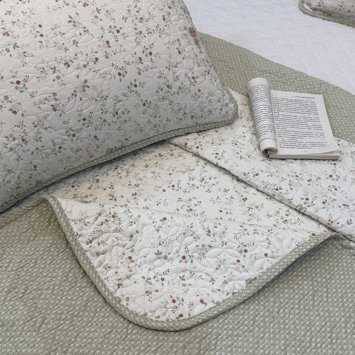 91家纺网 家纺一手货源 找家纺 床盖工厂店 2025新款双面全棉小包边床盖三件套 月免花园