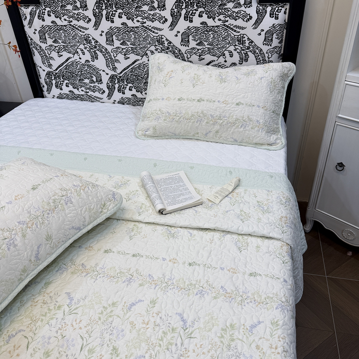 91家纺网 家纺一手货源 找家纺 床盖工厂店 2025新款双面全棉小包边床盖三件套 丛草集