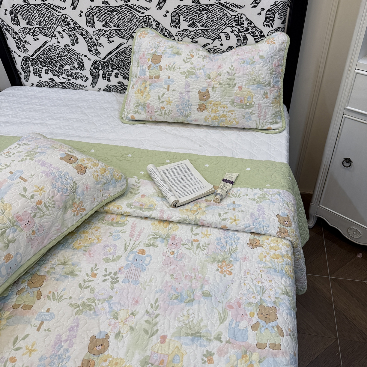 91家纺网 家纺一手货源 找家纺 床盖工厂店 2025新款双面全棉小包边床盖三件套 春游手记