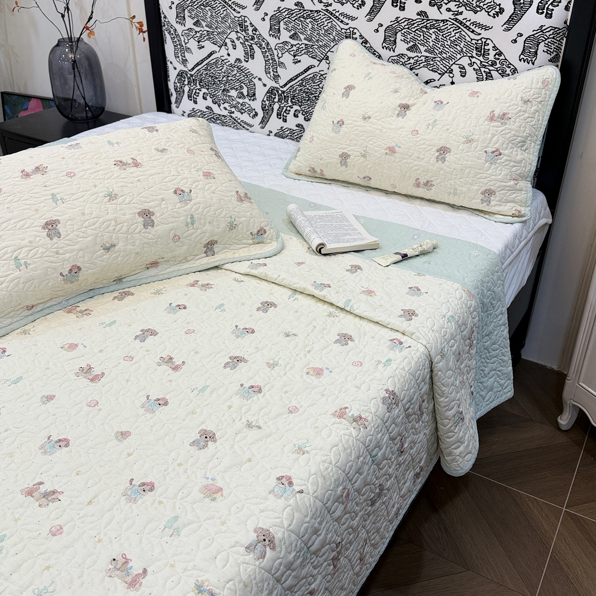 91家纺网 家纺一手货源 找家纺 床盖工厂店 2025新款双面全棉小包边床盖三件套 彩绘汪汪