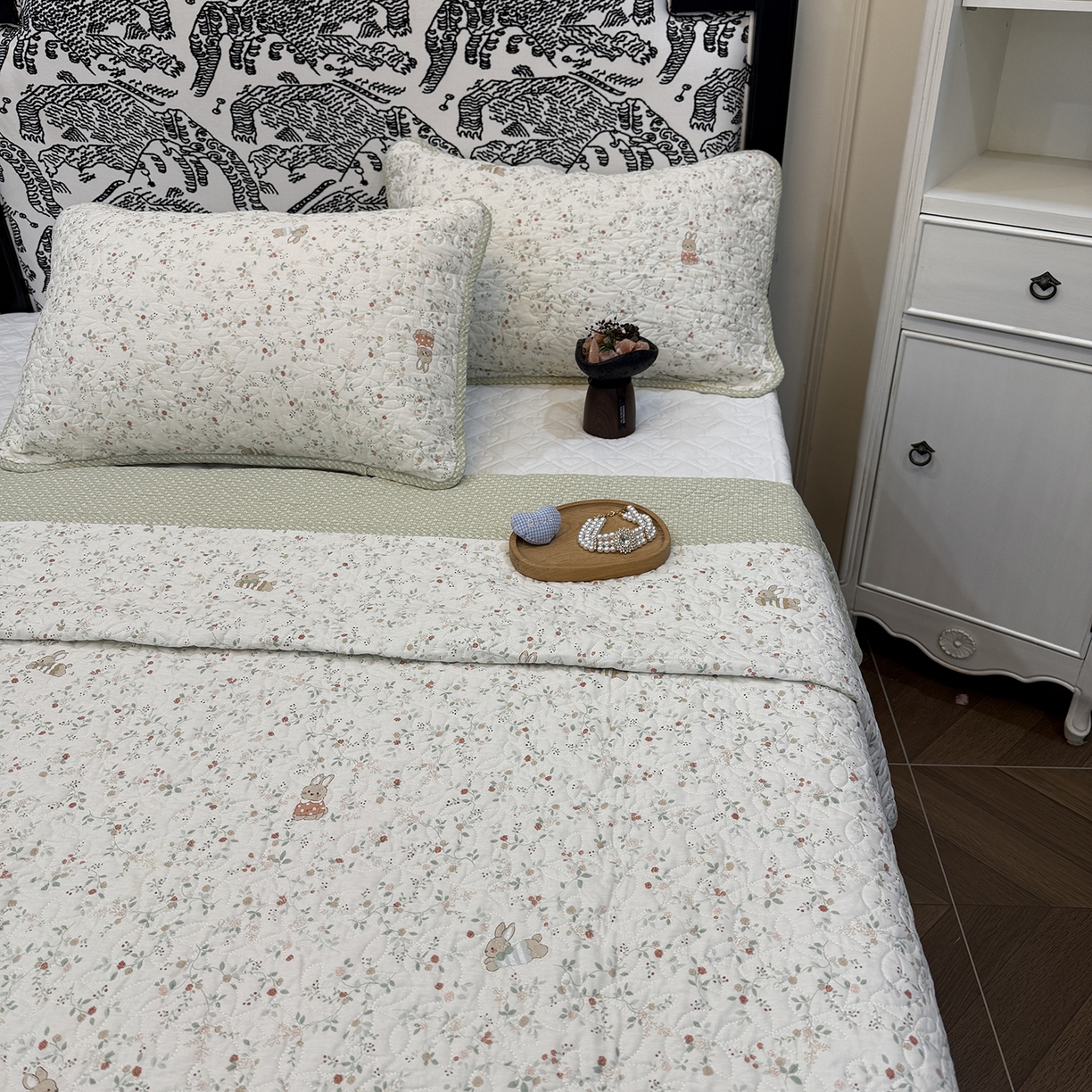 91家纺网 家纺一手货源 找家纺 床盖工厂店 2025新款双面全棉小包边床盖三件套 月免花园