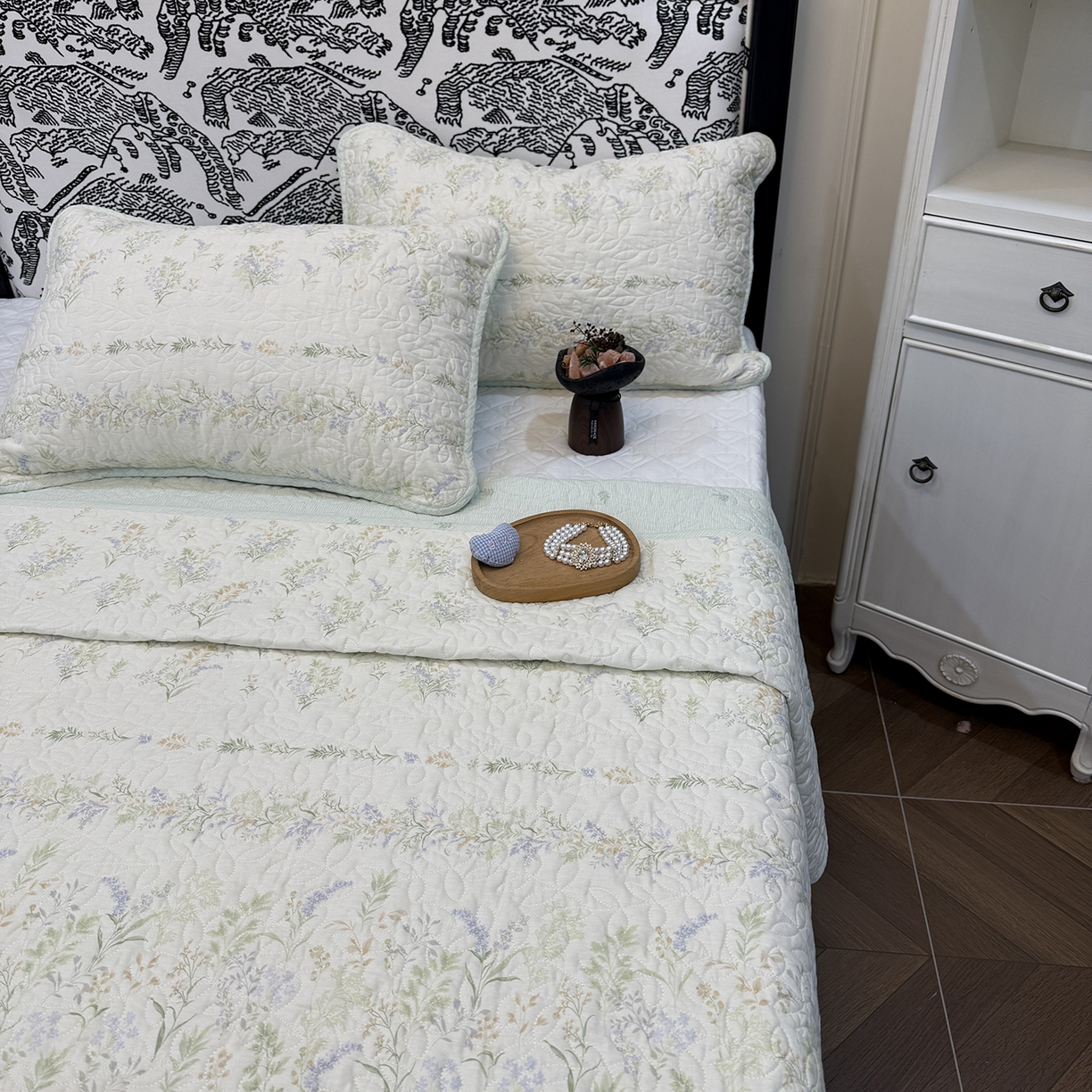 91家纺网 家纺一手货源 找家纺 床盖工厂店 2025新款双面全棉小包边床盖三件套 丛草集