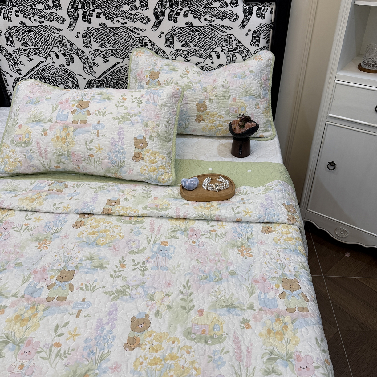 91家纺网 家纺一手货源 找家纺 床盖工厂店 2025新款双面全棉小包边床盖三件套 春游手记