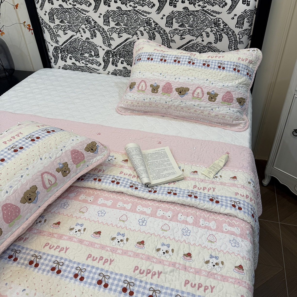 91家纺网 家纺一手货源 找家纺 床盖工厂店 2025新款双面全棉小包边床盖三件套 莓莓柯基