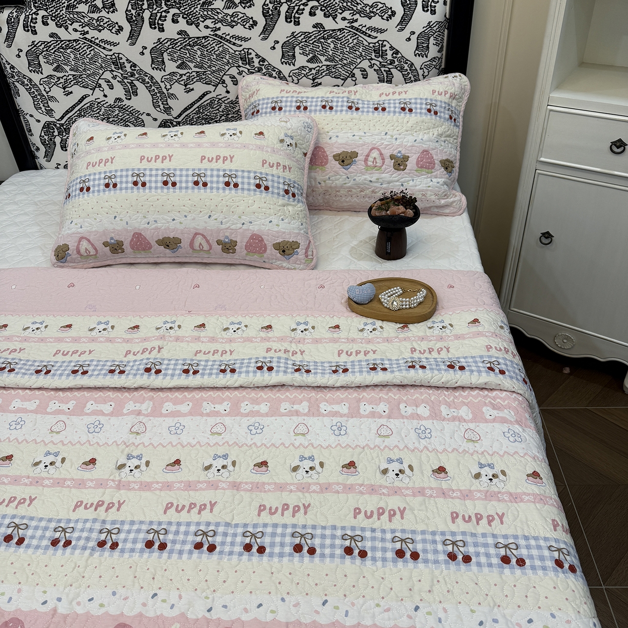 91家纺网 家纺一手货源 找家纺 床盖工厂店 2025新款双面全棉小包边床盖三件套 莓莓柯基