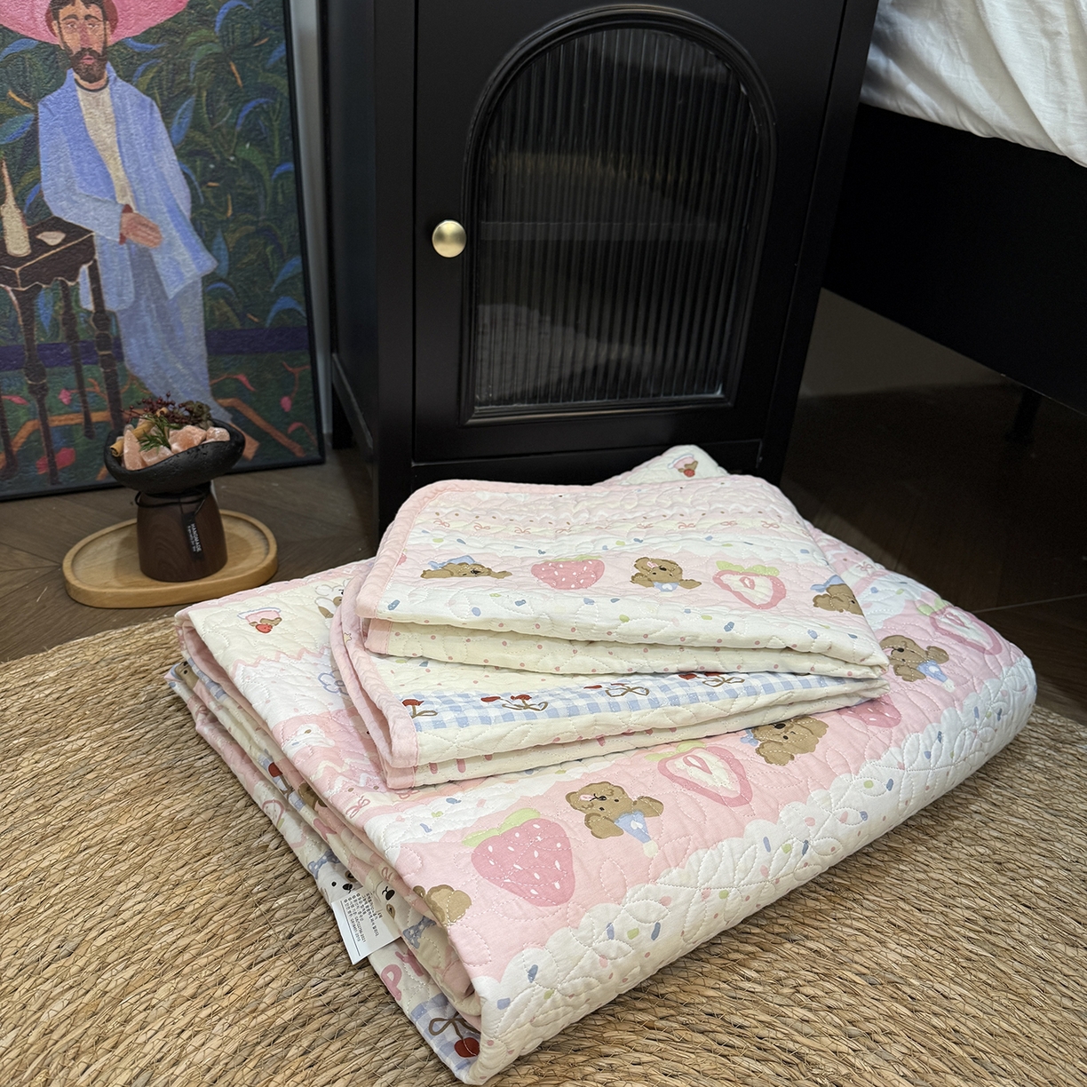 91家纺网 家纺一手货源 找家纺 床盖工厂店 2025新款双面全棉小包边床盖三件套 莓莓柯基