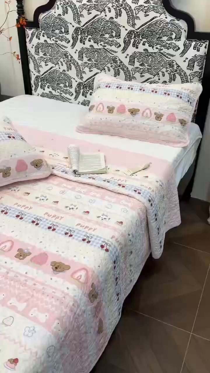 91家纺网 家纺一手货源 找家纺 床盖工厂店 2025新款双面全棉小包边床盖三件套 莓莓柯基