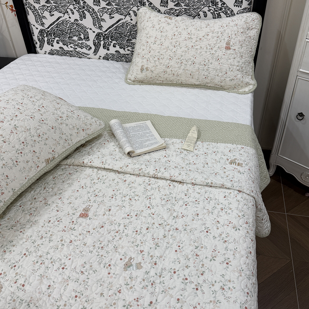 91家纺网 家纺一手货源 找家纺 床盖工厂店 2025新款双面全棉小包边床盖三件套 月免花园