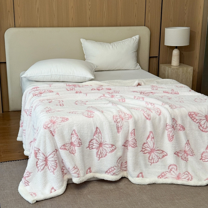 91家纺网 家纺一手货源 找家纺 丹本家纺 2026新款双层阳离子提花蝴蝶色织多功能盖毯塔芙绒羊羔绒毛毯毯 双层蝴蝶粉