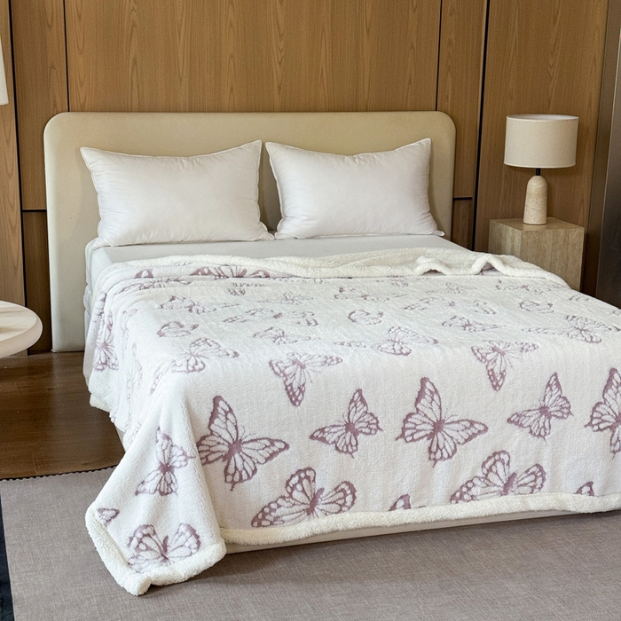 91家纺网 家纺一手货源 找家纺 丹本家纺 2026新款双层阳离子提花蝴蝶色织多功能盖毯塔芙绒羊羔绒毛毯毯 双层蝴蝶紫