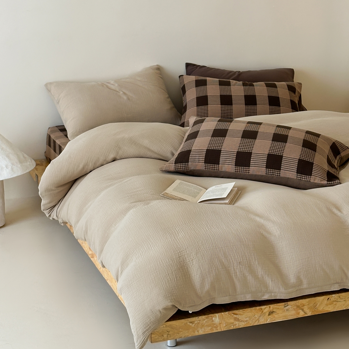 91家纺网 家纺一手货源 找家纺 山舍家居 2026新款全棉色织双层皱皱纱色织格子皱纱纯色混搭系列四件套 素澜