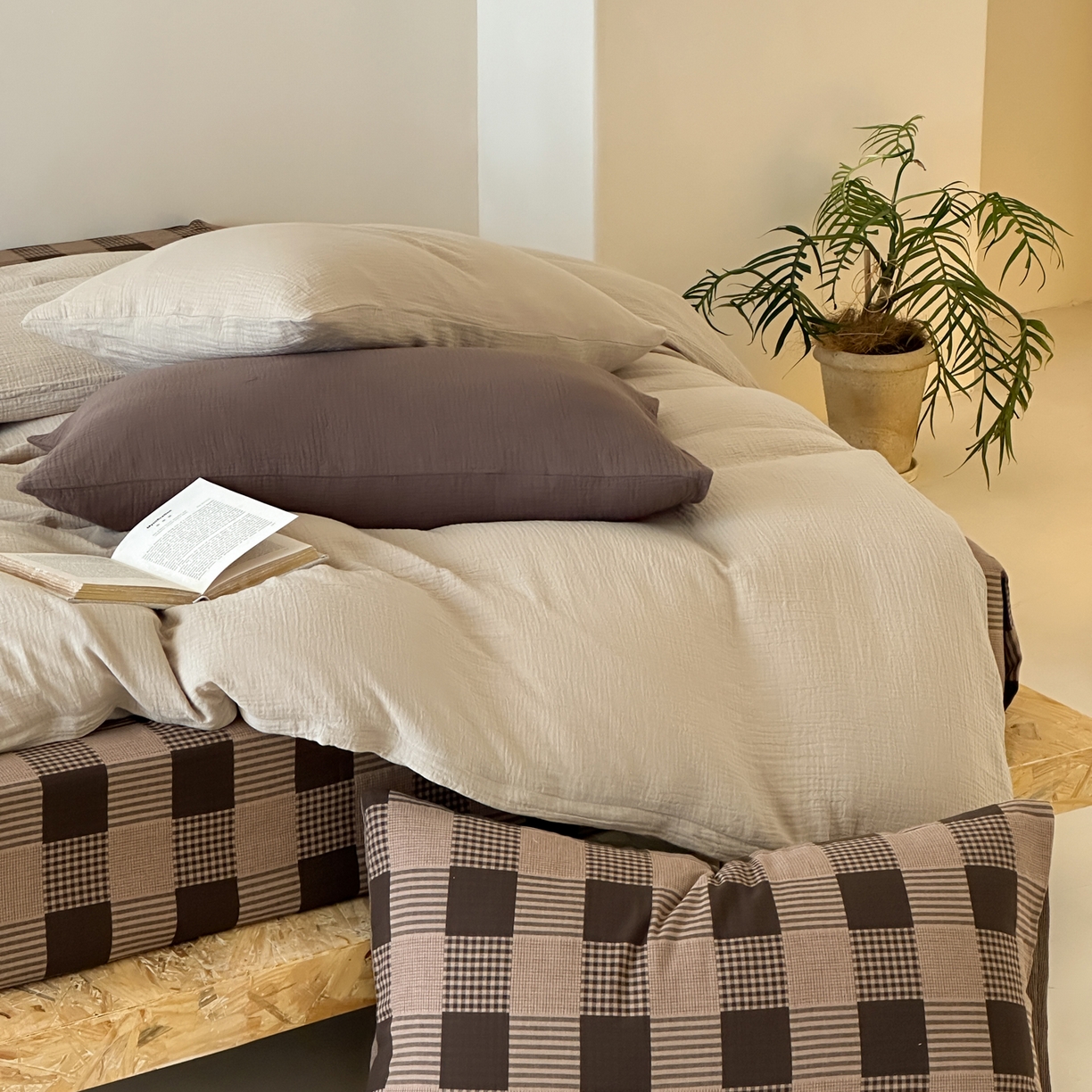 91家纺网 家纺一手货源 找家纺 山舍家居 2026新款全棉色织双层皱皱纱色织格子皱纱纯色混搭系列四件套 素澜