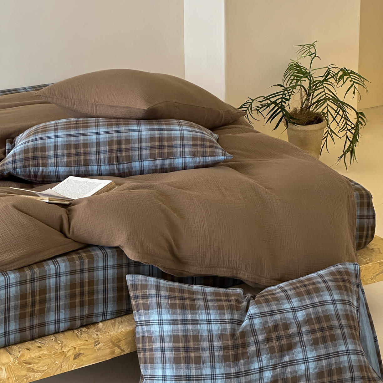 91家纺网 家纺一手货源 找家纺 山舍家居 2026新款全棉色织双层皱皱纱色织格子皱纱纯色混搭系列四件套 愈野