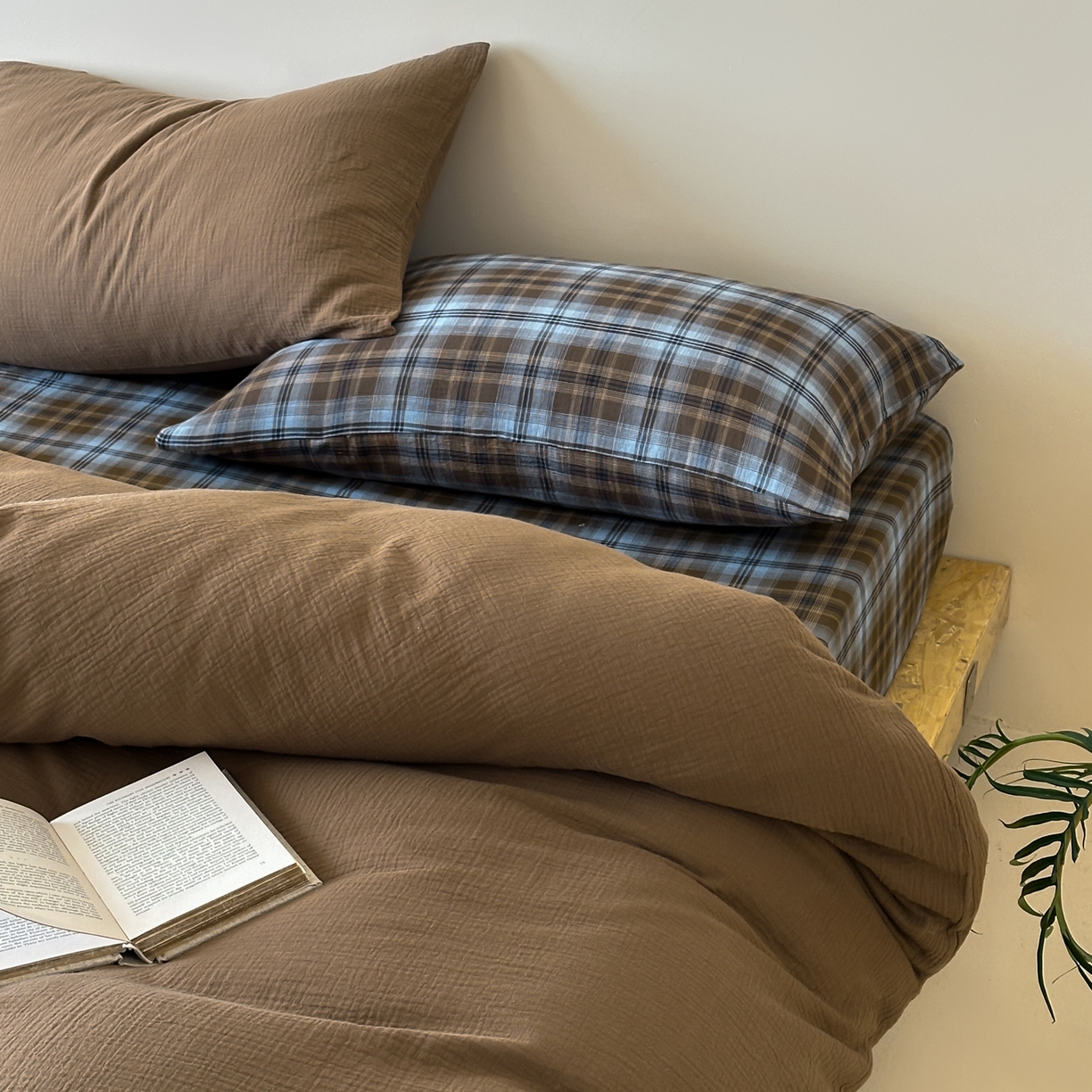 91家纺网 家纺一手货源 找家纺 山舍家居 2026新款全棉色织双层皱皱纱色织格子皱纱纯色混搭系列四件套 愈野