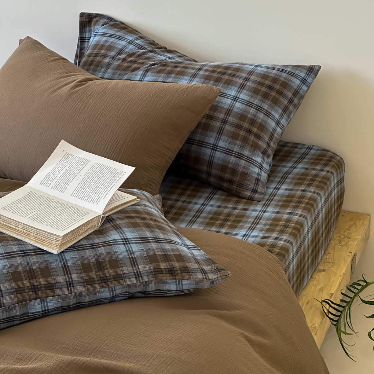 91家纺网 家纺一手货源 找家纺 山舍家居 2026新款全棉色织双层皱皱纱色织格子皱纱纯色混搭系列四件套 愈野