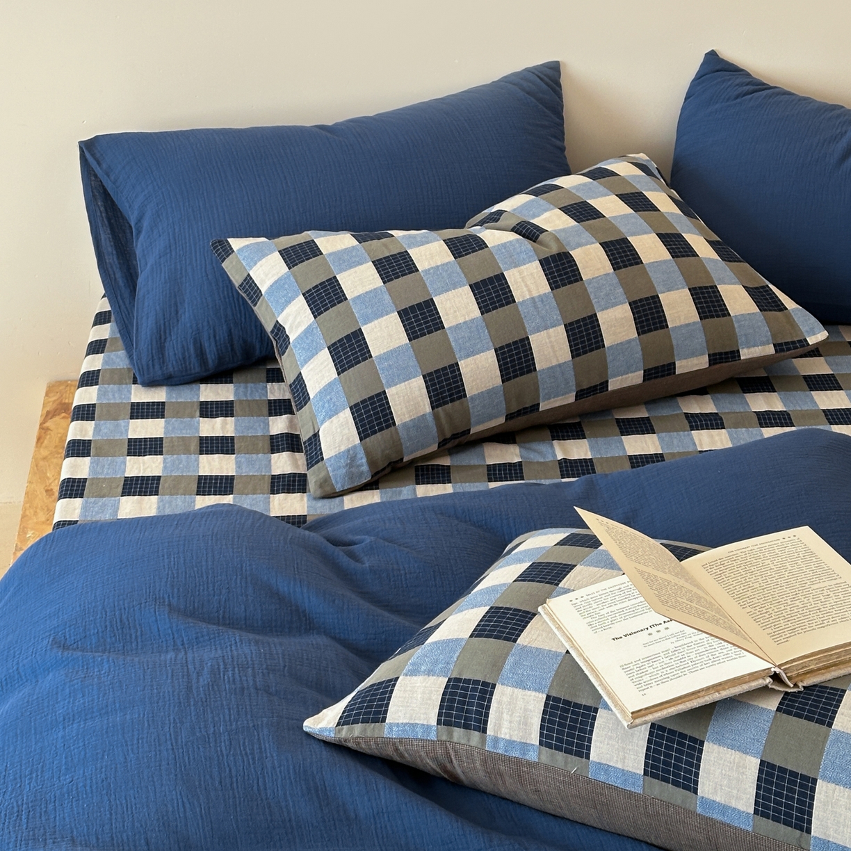 91家纺网 家纺一手货源 找家纺 山舍家居 2026新款全棉色织双层皱皱纱色织格子皱纱纯色混搭系列四件套 远屿