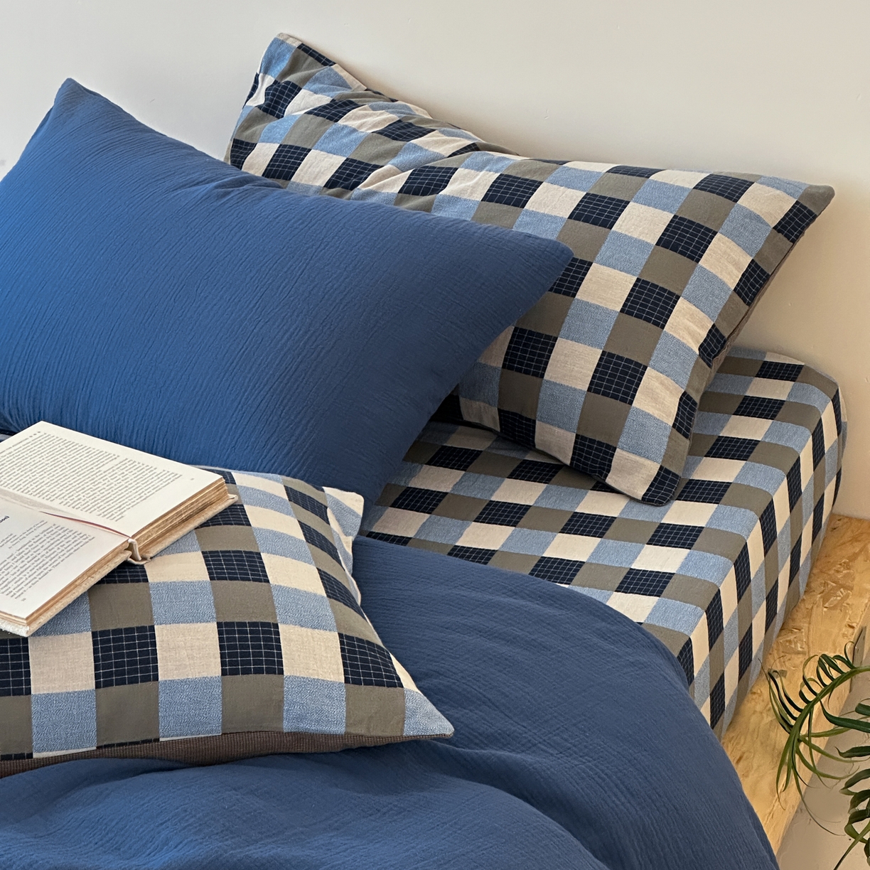 91家纺网 家纺一手货源 找家纺 山舍家居 2026新款全棉色织双层皱皱纱色织格子皱纱纯色混搭系列四件套 远屿