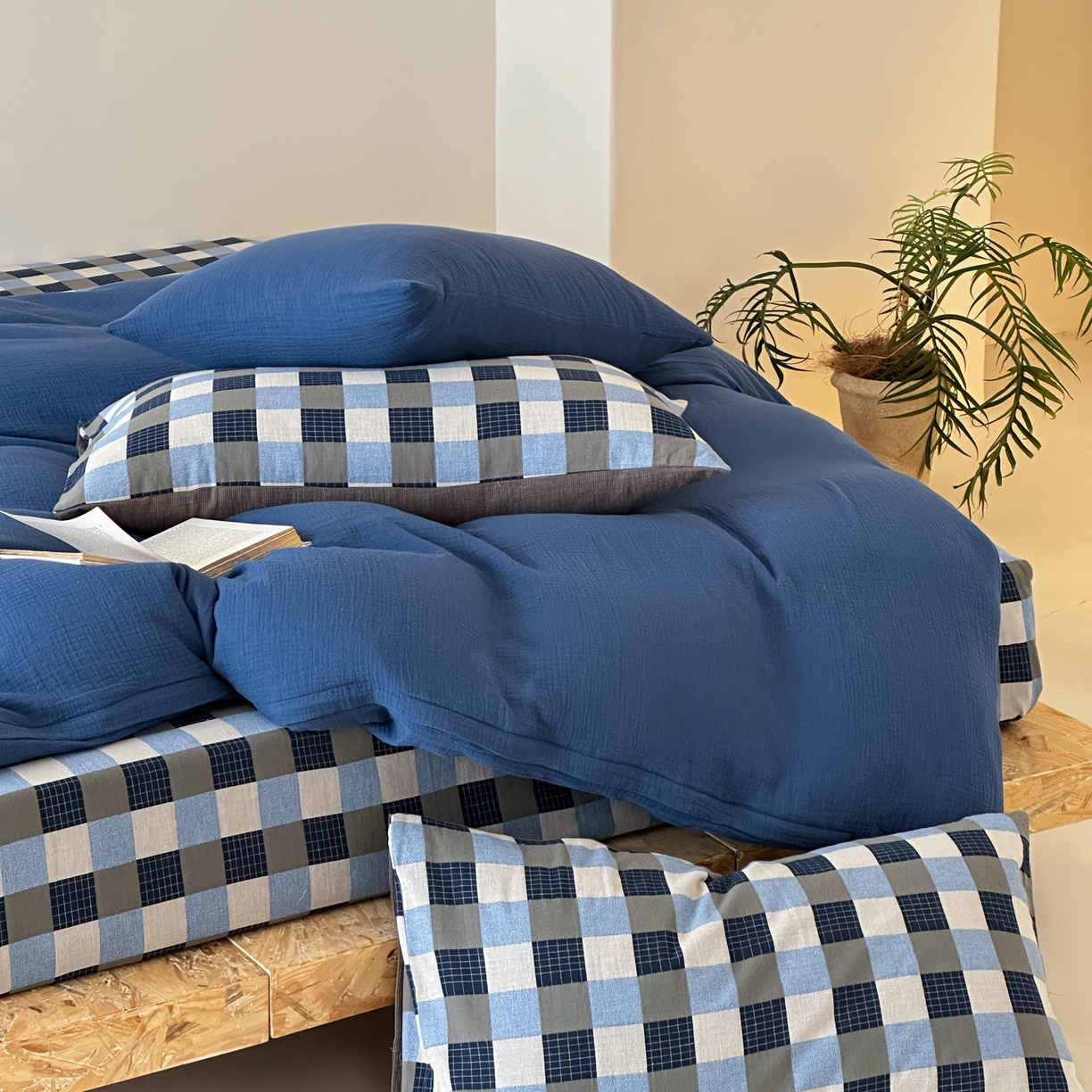 91家纺网 家纺一手货源 找家纺 山舍家居 2026新款全棉色织双层皱皱纱色织格子皱纱纯色混搭系列四件套 远屿