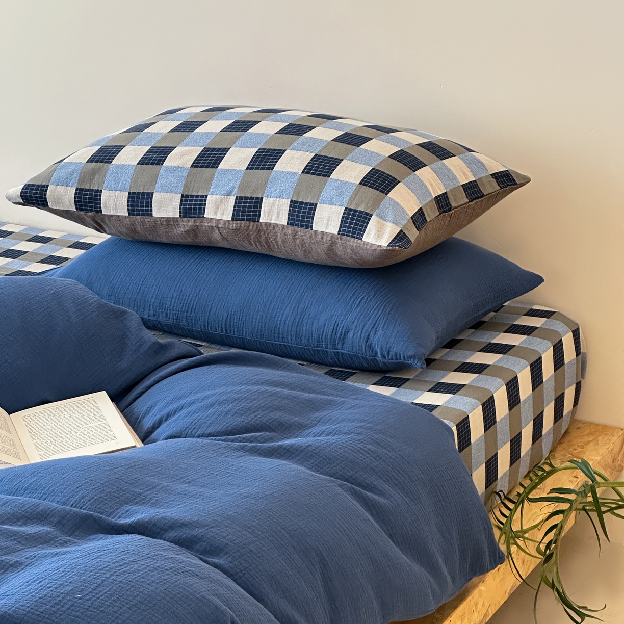 91家纺网 家纺一手货源 找家纺 山舍家居 2026新款全棉色织双层皱皱纱色织格子皱纱纯色混搭系列四件套 远屿