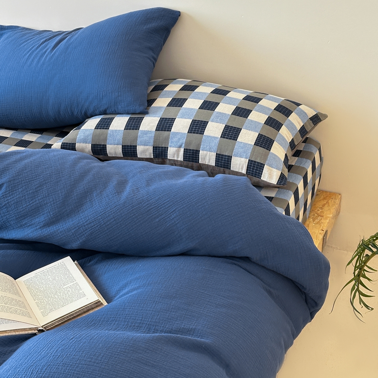 91家纺网 家纺一手货源 找家纺 山舍家居 2026新款全棉色织双层皱皱纱色织格子皱纱纯色混搭系列四件套 远屿