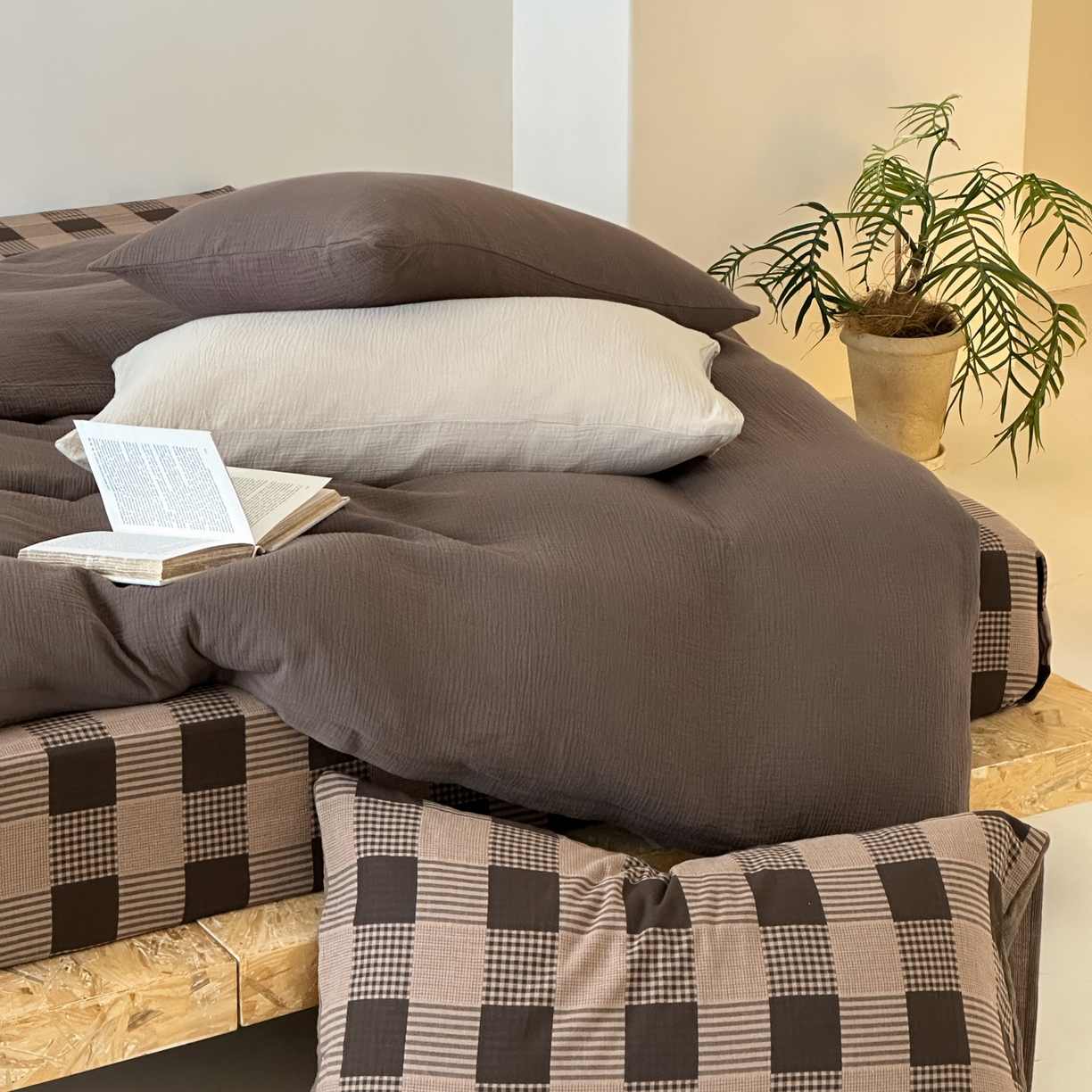 91家纺网 家纺一手货源 找家纺 山舍家居 2026新款全棉色织双层皱皱纱色织格子皱纱纯色混搭系列四件套 织界