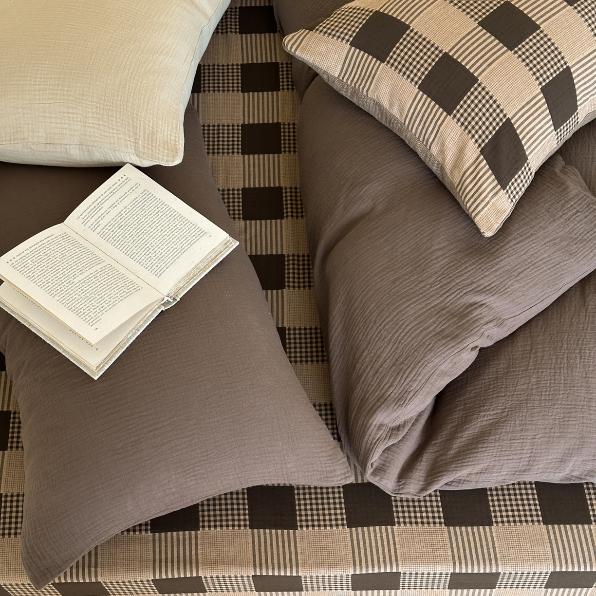 91家纺网 家纺一手货源 找家纺 山舍家居 2026新款全棉色织双层皱皱纱色织格子皱纱纯色混搭系列四件套 织界