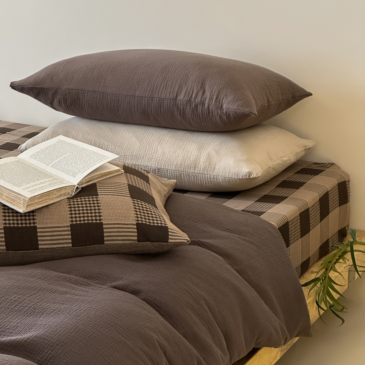 91家纺网 家纺一手货源 找家纺 山舍家居 2026新款全棉色织双层皱皱纱色织格子皱纱纯色混搭系列四件套 织界