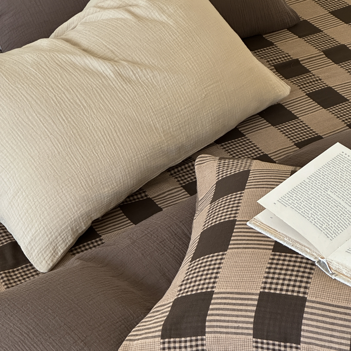 91家纺网 家纺一手货源 找家纺 山舍家居 2026新款全棉色织双层皱皱纱色织格子皱纱纯色混搭系列四件套 织界