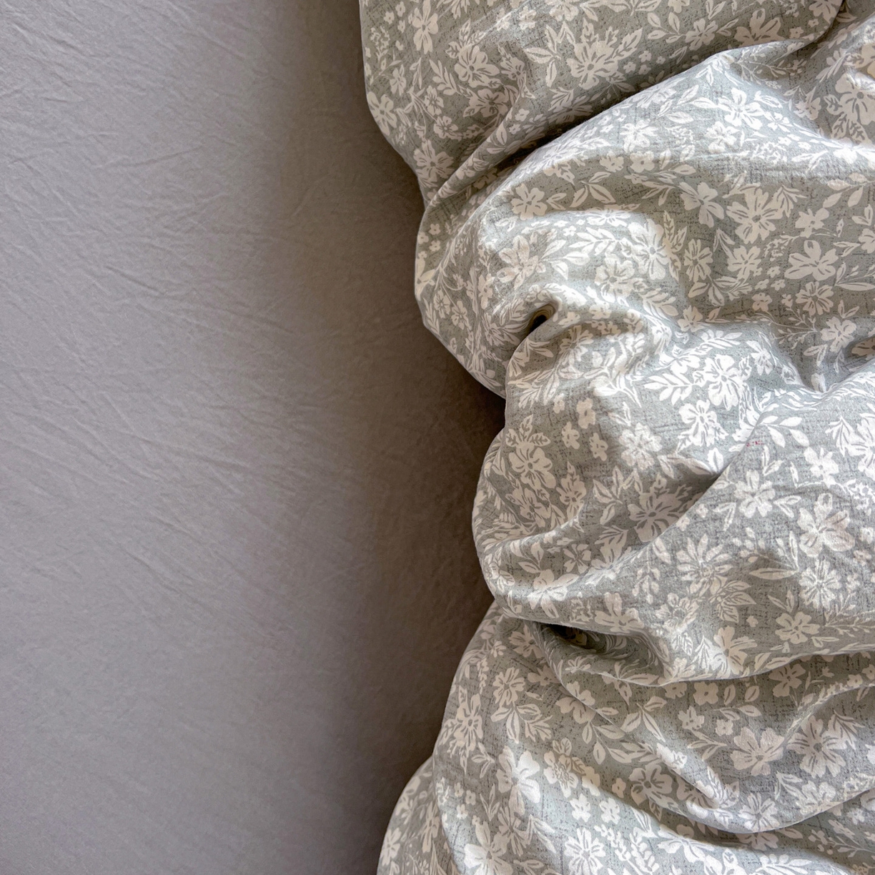 91家纺网 家纺一手货源 找家纺 弗苓家纺 2026新款古法水洗仿棉云感纱四件套小布袋 漫野