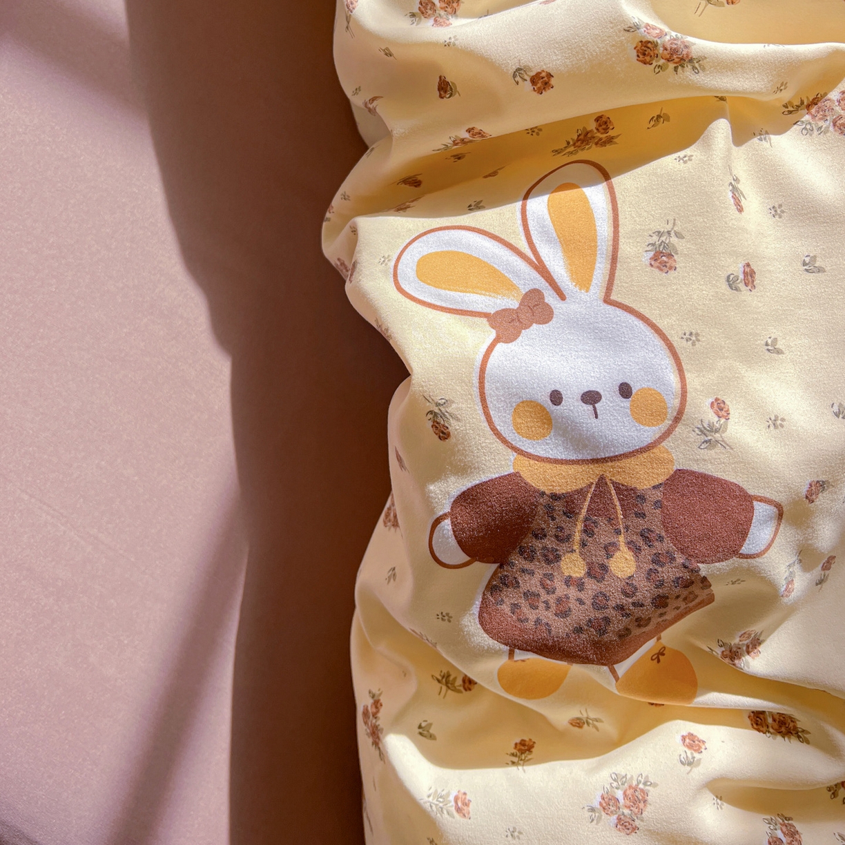 91家纺网 家纺一手货源 找家纺 弗苓家纺 2026新款古法水洗仿棉云感纱四件套小布袋 萌萌兔