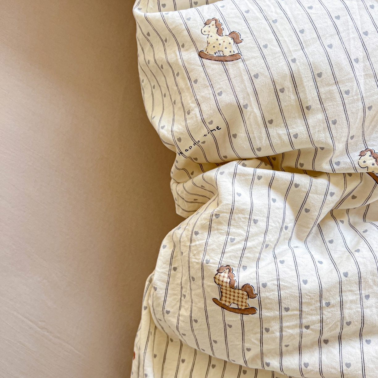 91家纺网 家纺一手货源 找家纺 弗苓家纺 2026新款古法水洗仿棉云感纱四件套小布袋 条纹木马