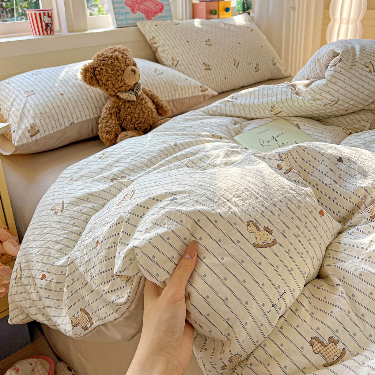 91家纺网 家纺一手货源 找家纺 弗苓家纺 2026新款古法水洗仿棉云感纱四件套小布袋 条纹木马