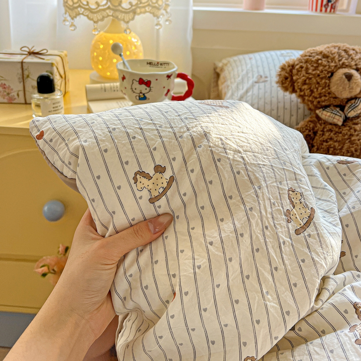 91家纺网 家纺一手货源 找家纺 弗苓家纺 2026新款古法水洗仿棉云感纱四件套小布袋 条纹木马