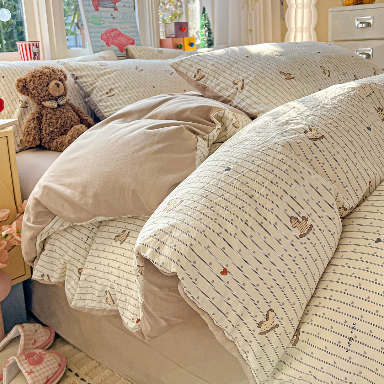 91家纺网 家纺一手货源 找家纺 弗苓家纺 2026新款古法水洗仿棉云感纱四件套小布袋 条纹木马