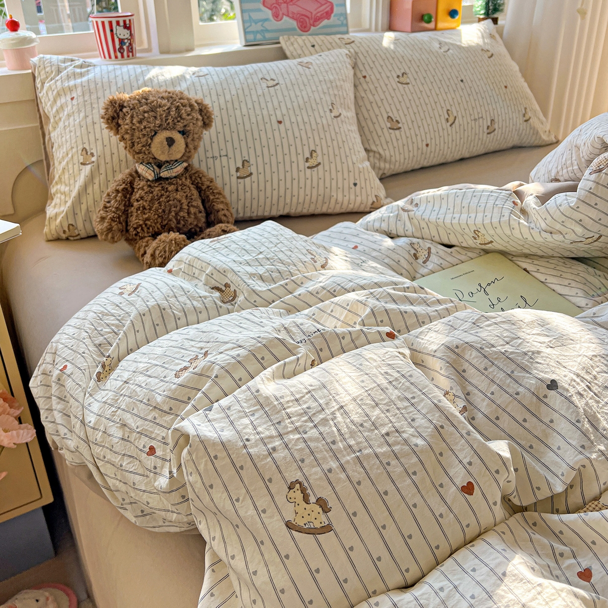 91家纺网 家纺一手货源 找家纺 弗苓家纺 2026新款古法水洗仿棉云感纱四件套小布袋 条纹木马