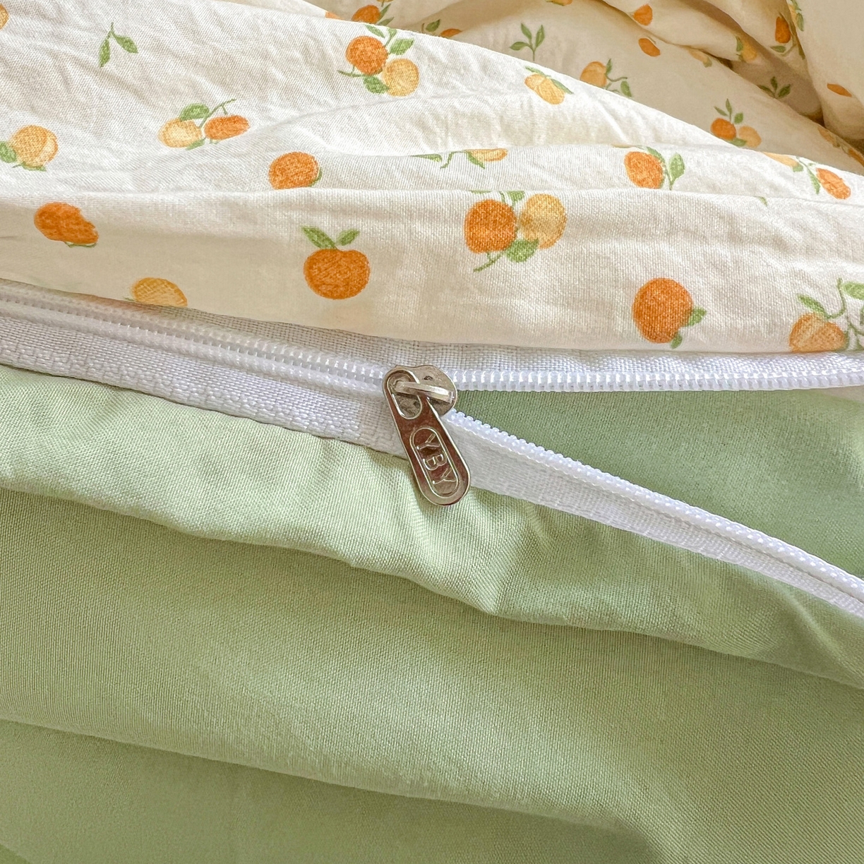 91家纺网 家纺一手货源 找家纺 弗苓家纺 2026新款古法水洗仿棉云感纱四件套小布袋 小橘子