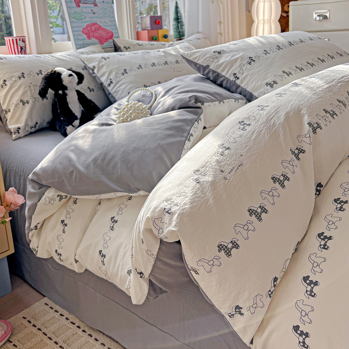 91家纺网 家纺一手货源 找家纺 弗苓家纺 2026新款古法水洗仿棉云感纱四件套小布袋 小木马