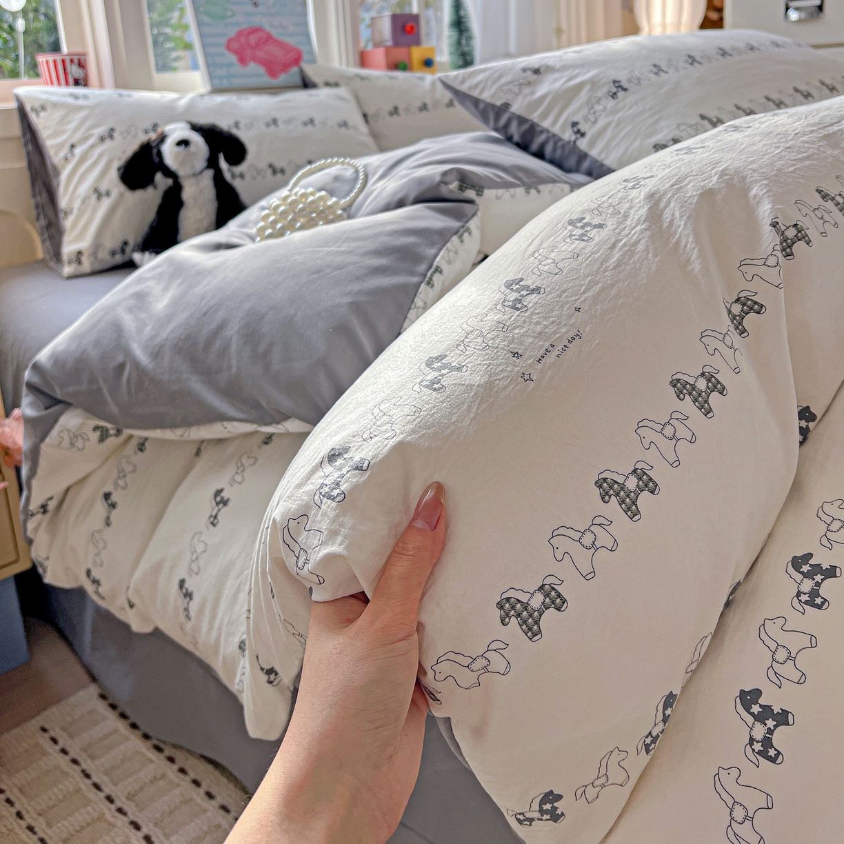 91家纺网 家纺一手货源 找家纺 弗苓家纺 2026新款古法水洗仿棉云感纱四件套小布袋 小木马