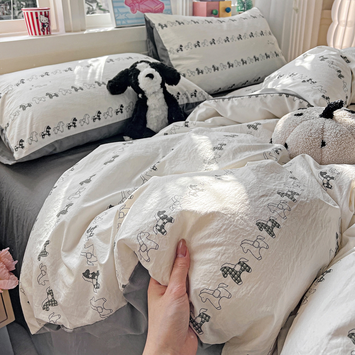 91家纺网 家纺一手货源 找家纺 弗苓家纺 2026新款古法水洗仿棉云感纱四件套小布袋 小木马