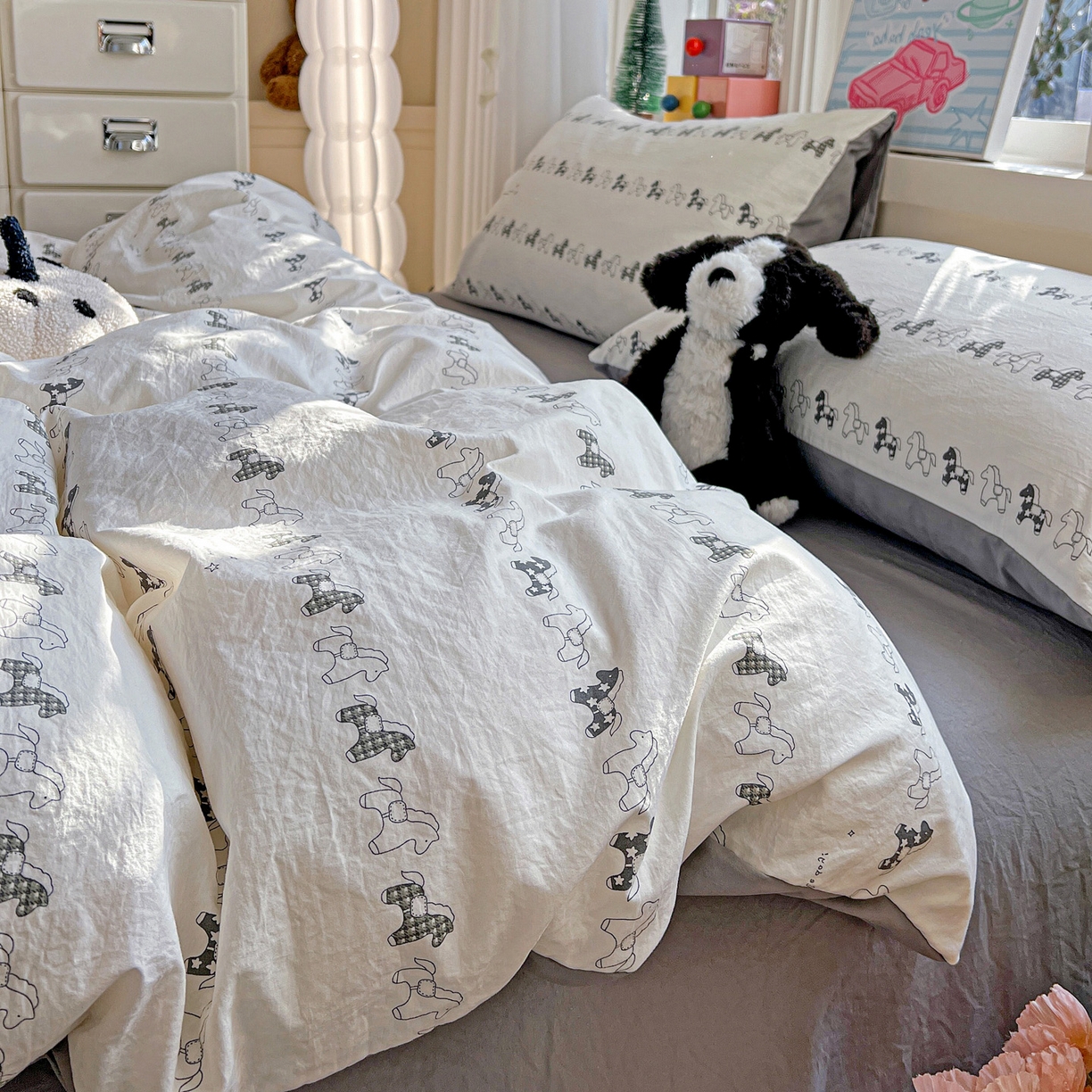 91家纺网 家纺一手货源 找家纺 弗苓家纺 2026新款古法水洗仿棉云感纱四件套小布袋 小木马