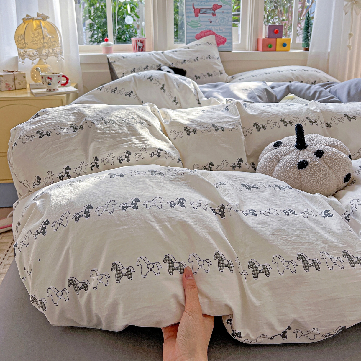 91家纺网 家纺一手货源 找家纺 弗苓家纺 2026新款古法水洗仿棉云感纱四件套小布袋 小木马