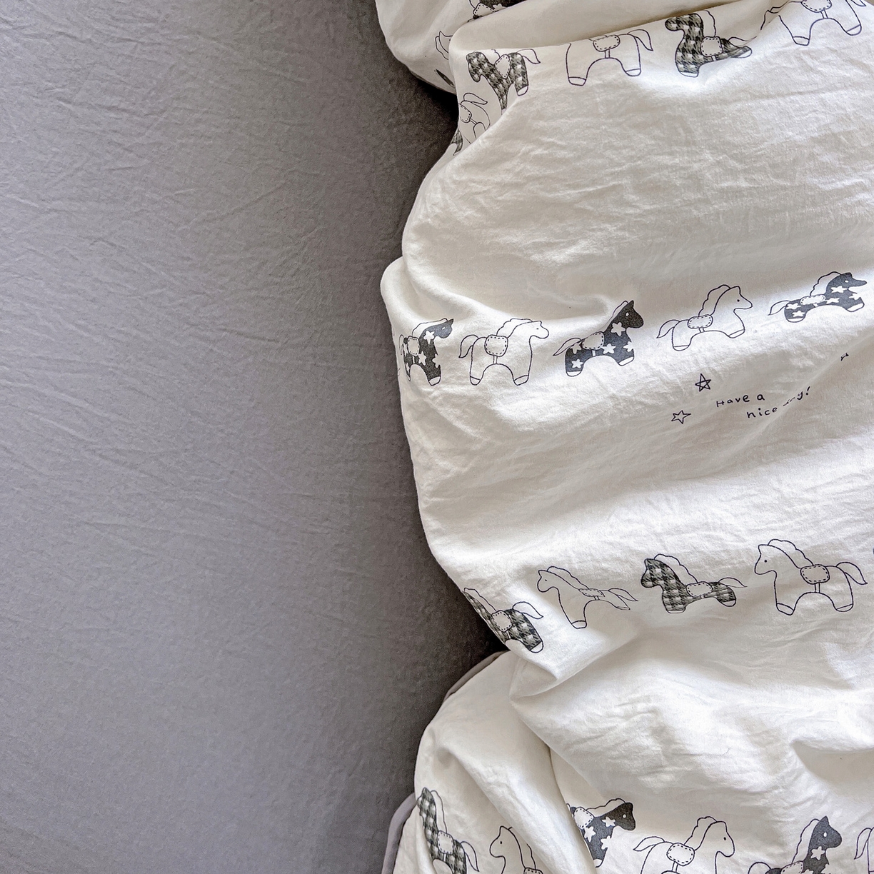 91家纺网 家纺一手货源 找家纺 弗苓家纺 2026新款古法水洗仿棉云感纱四件套小布袋 小木马