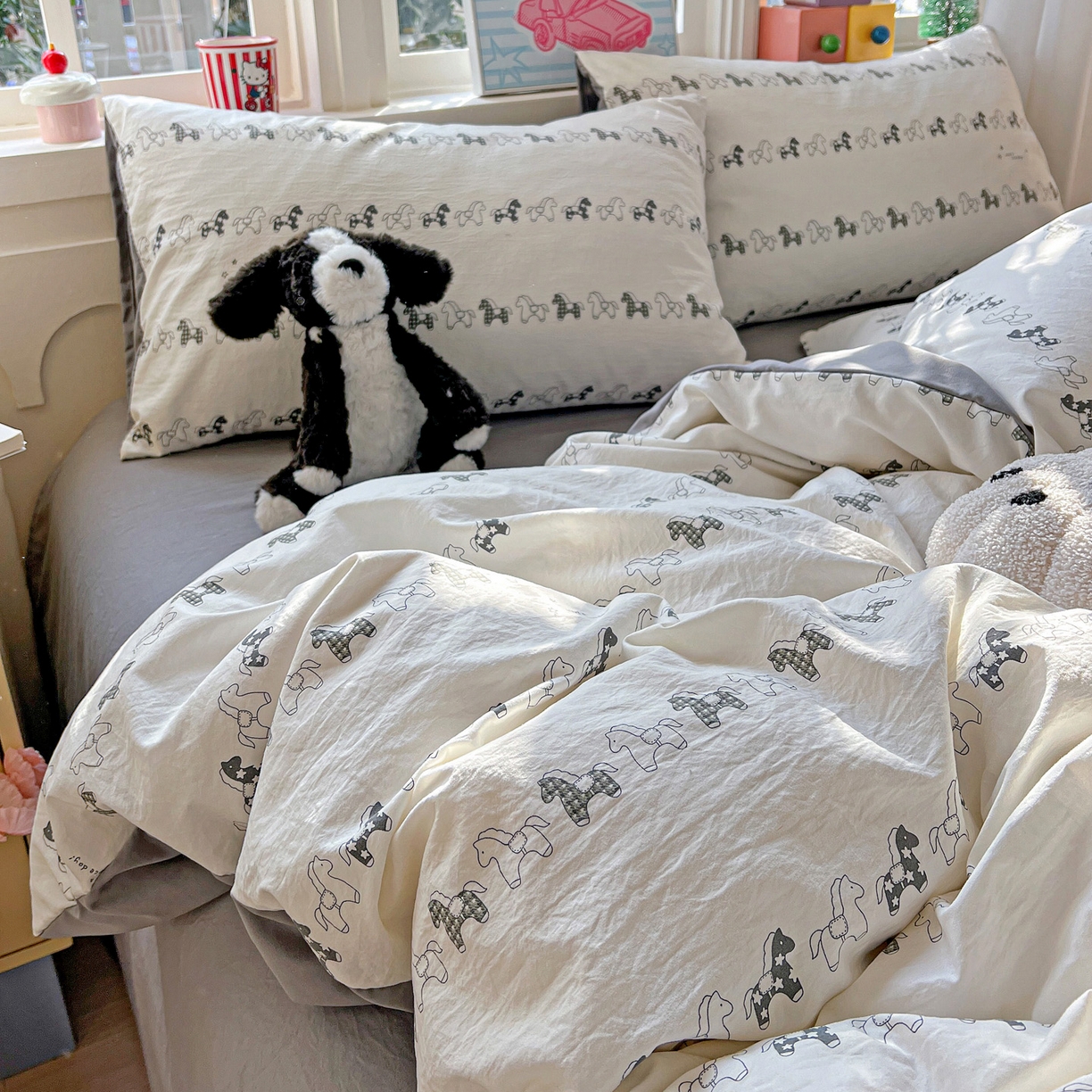 91家纺网 家纺一手货源 找家纺 弗苓家纺 2026新款古法水洗仿棉云感纱四件套小布袋 小木马