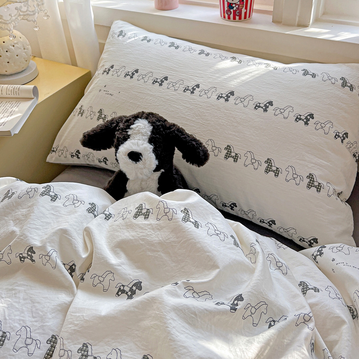 91家纺网 家纺一手货源 找家纺 弗苓家纺 2026新款古法水洗仿棉云感纱四件套小布袋 小木马